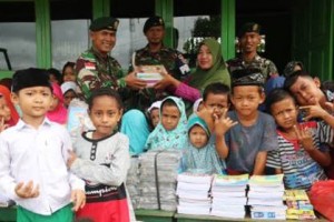 TNI Bantu Buku Tulis Untuk Siswa MI Al-Ma’arif Sota 